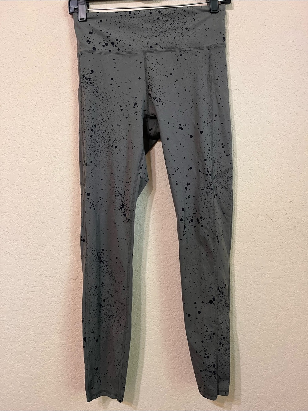 Vuori Women's Stride Legging EUC size small green with black splatter - Picture 2 of 9